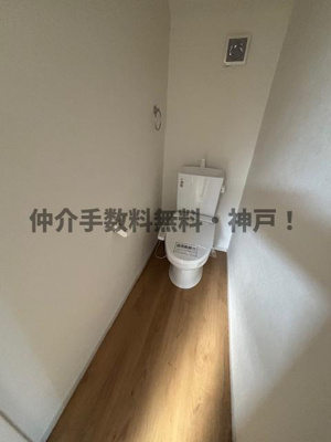 【トイレ】 | 神戸市西区伊川谷町潤和　新築戸建1号棟　仲介手数料無料！ | 落ち着いた色調のトイレです