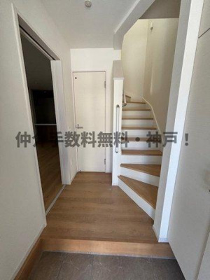 【玄関】 | 神戸市西区伊川谷町潤和　新築戸建1号棟　仲介手数料無料！ | 毎日通る玄関はこちらです
