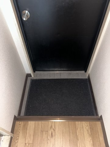 第2ビラ京松丸ビルの玄関