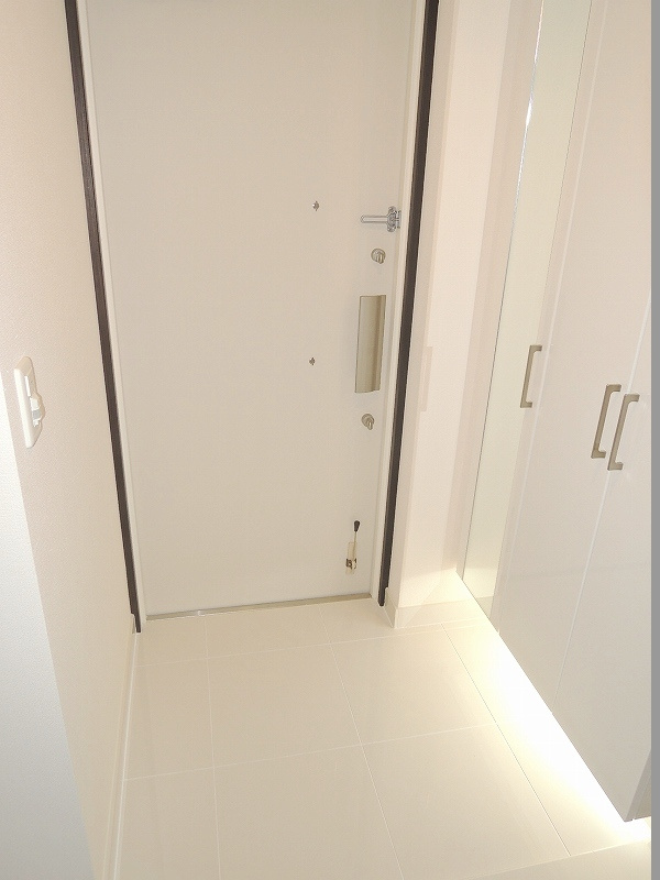 エステムコート谷町4丁目の玄関