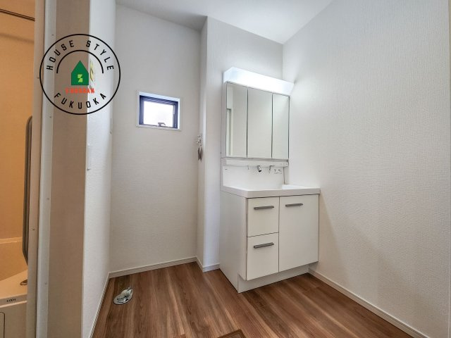 福岡市東区下原2丁目第3-1棟（1号棟）　の内観：施工例|ゆとりの洗面スペースで朝の身支度もスムーズに。暮らしを快適に変えるシャワー付洗面台です！