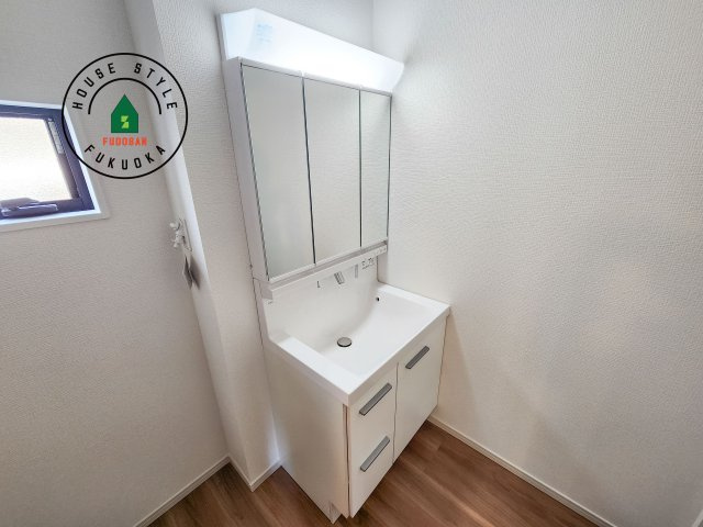 福岡市東区下原2丁目第3-1棟（1号棟）　の内観：施工例|毎日使うものだから清潔な空間を保ちたい水回り。洗面にはそんな願いを解消させてくれる収納アイデアが満載です。三面鏡の裏側にはキャビネットが現れ小物から背の高い物まで収納できます。