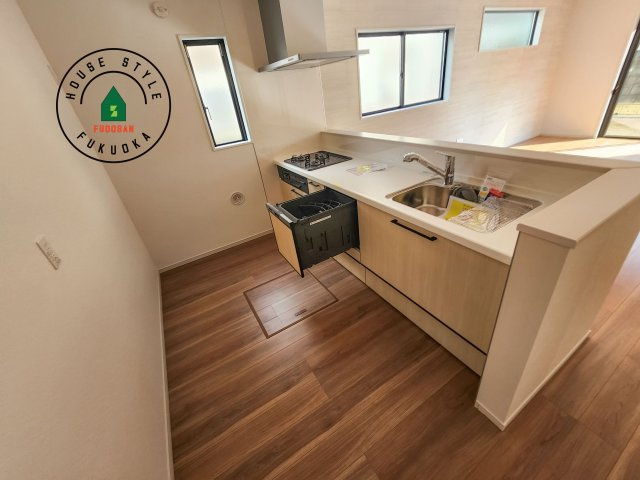 福岡市東区下原2丁目第3-1棟（1号棟）　の内観：施工例|明るいキッチン作業スペースを多くとりました。ご夫婦でキッチンに立っても調理がしやすい広さです。食器類もすっきりと片付く収納は魅力的です。