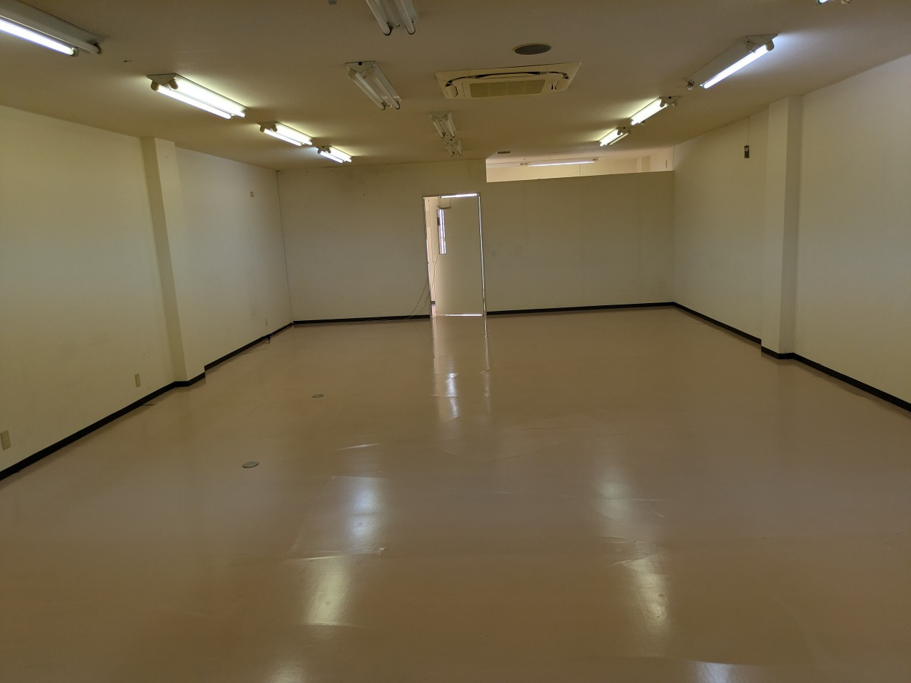 コカワ第一ビル１階の内装|事務所・店舗