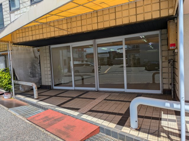 コカワ第一ビル１階の玄関|正面南出入口