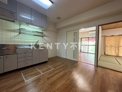 【居間・リビング】 | ガーデンヒルズ壱番館 | ゆったり過ごせる居間です