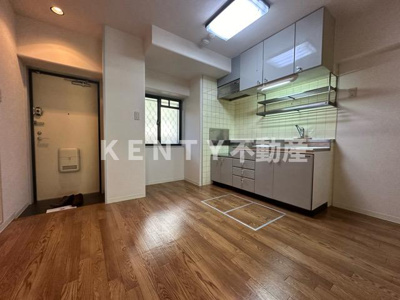 【居間・リビング】 | ガーデンヒルズ壱番館 | こちらの居間で趣味の時間をお楽しみください