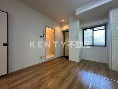 【居間・リビング】 | ガーデンヒルズ壱番館 | ゆったり過ごせる居間です