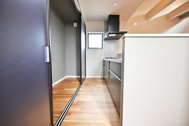 ハッピータウン尼崎田能4丁目のキッチン|キッチン背面には食器棚等を設置できるスペースを確保。又部屋全体の雰囲気を保つために扉も設けてあります。