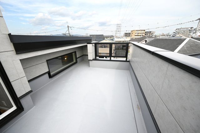 ハッピータウン尼崎田能4丁目のバルコニー|広々としたルーフバルコニーで天気のいい日にのんびりと過ごしてみるのもいいですね。