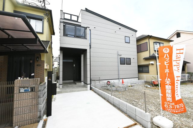 ハッピータウン尼崎田能4丁目の外観|断熱性等級5、一次エネルギー消費量6、仕様のデザイナーズハウスです。即日のご内覧が可能ですので、お気軽にお問い合わせください。