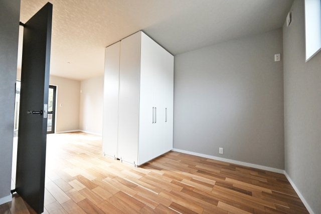 ハッピータウン尼崎田能4丁目の洋室|-1階洋室6.25帖-隣室とは入口もそれぞれ別に設けてあるので仕切りをつければ2部屋として利用できます。