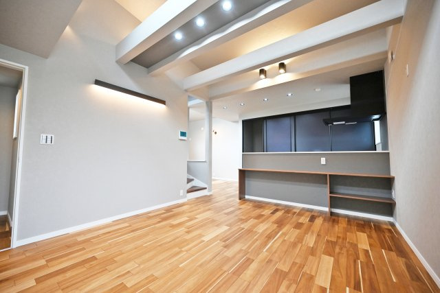 ハッピータウン尼崎田能4丁目の居間・リビング|対面式キッチンの裏にはカウンターと棚も設置してあり、リビングを華やかに演出できます。