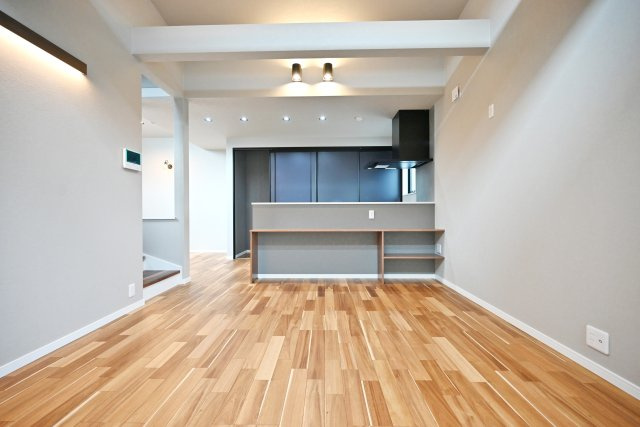 ハッピータウン尼崎田能4丁目の居間・リビング|キッチンに向かって撮影した写真です。ソファーセットを配置しても余裕の広さのリビングは家具の配置がしやすい形状となっています。