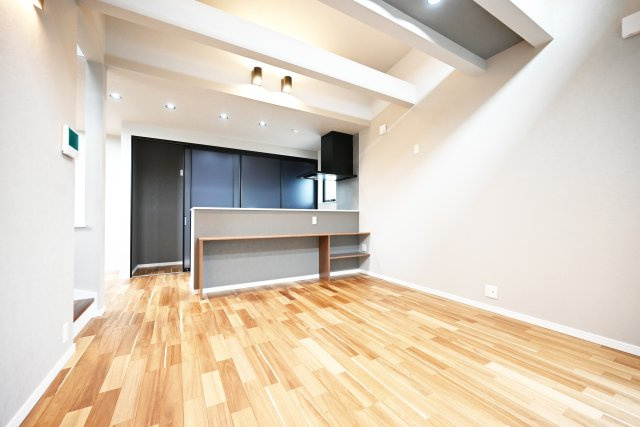 ハッピータウン尼崎田能4丁目の居間・リビング|広々とした21.56帖のリビングダイニングは自然光が差し込む明るい家族みんなの寛ぎ空間です。