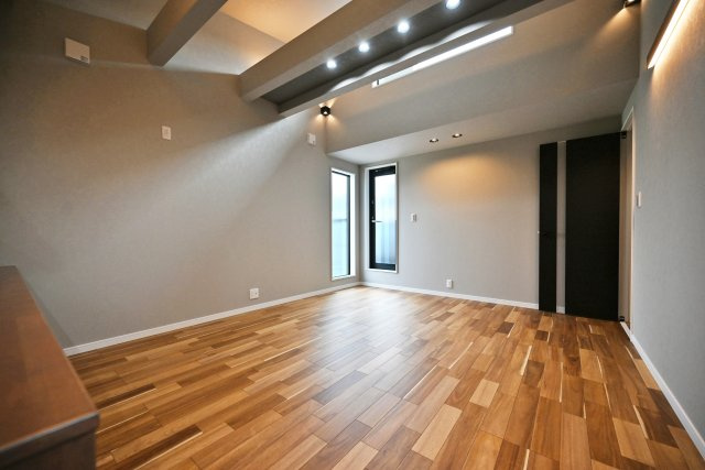 ハッピータウン尼崎田能4丁目の居間・リビング|オープンタイプの対面式からリビングに向かって撮影した写真です。お料理中でもリビングを見渡せるので、小さなお子様がいるご家庭でも安心です。