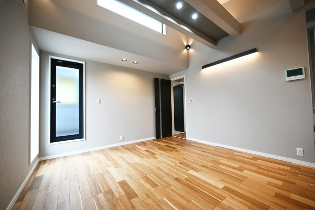 ハッピータウン尼崎田能4丁目の洋室|床暖房付きリビングは寒い日でも快適に過ごせます。又天井から降り注ぐ陽射しとダウンライトがリビング全体を明るく照らします。