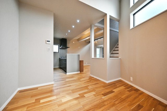 ハッピータウン尼崎田能4丁目のダイニング|キッチン横のダイニングスペースから撮影した写真です。採光用の窓から明るい光が差し込む空間です。