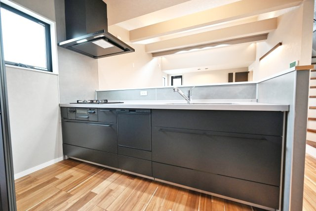 ハッピータウン尼崎田能4丁目のキッチン|クリナップ製システムキッチンは料理をする上での機能性はもちろん、部屋の雰囲気にもマッチするデザイン性に富んだキッチンです。