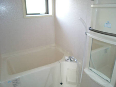 【浴室】 | メゾン･ド･クロシェット Ｃ | 自然光が入る浴室☆(反転有)