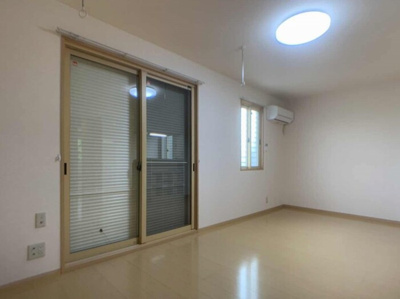 【居間・リビング】 | メゾン･ド･フローレンス Ｃ | シャッター雨戸