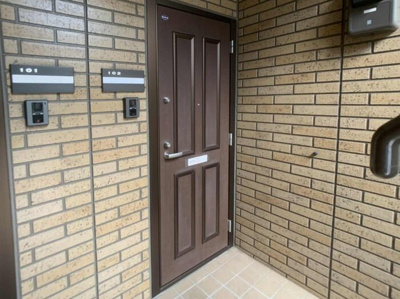 【玄関】 | メゾン･ド･フローレンス Ｃ | 玄関前