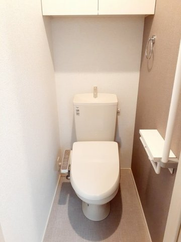 【賃貸アパート】Ａ＆Ｓ（エーアンドエス）のトイレ|落ち着いた色調のトイレです