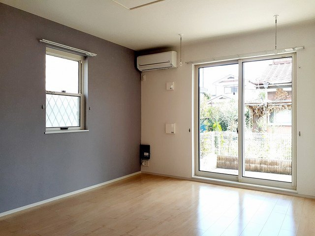 【賃貸アパート】バーントシェンナ　Ⅱの居間・リビング|おしゃれな居間です