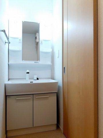 【賃貸アパート】バーントシェンナ　Ⅱの洗面所|明るい洗面所です