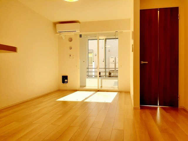 【賃貸アパート】ボヌールの居間・リビング|ゆったりとしたリビングです