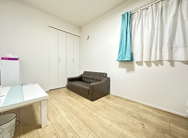 【洋室】 | 朝霞市三原3丁目　中古一戸建住宅　(志木本店) | 全居室にハンガーパイプ付のクローゼットがあるのでスッキリとした室内を保てます。