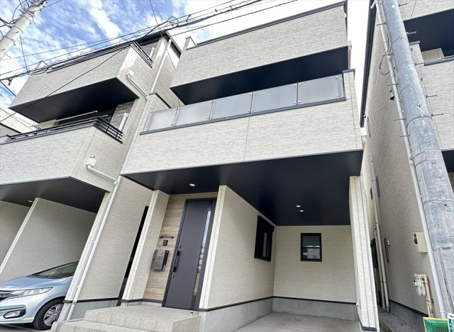 【外観】 | 朝霞市三原3丁目　中古一戸建住宅　(志木本店) | 2021年6月築の中古一戸建住宅。
「志木」駅より徒歩6分の恵まれた住環境。