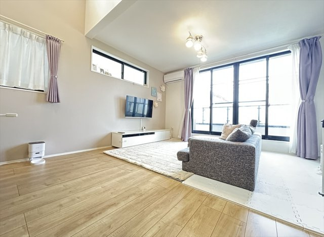 【居間・リビング】 | 朝霞市三原3丁目　中古一戸建住宅　(志木本店) | 陽射しをたっぷり感じる2階リビング。
ワイドバルコニーに面しているので開放感良好です。