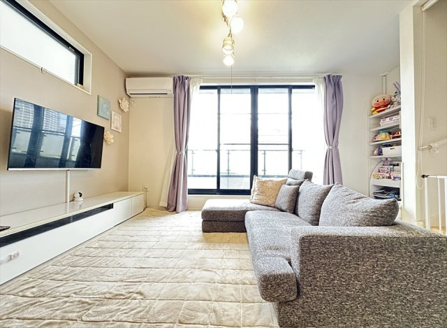 【居間・リビング】 | 朝霞市三原3丁目　中古一戸建住宅　(志木本店) | 16.8帖のゆとりあるファミリー空間。
キッチンからリビング全体が見渡せるので家事をしながらお子様の様子も見守れます。