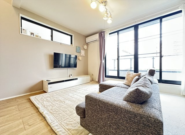 【居間・リビング】 | 朝霞市三原3丁目　中古一戸建住宅　(志木本店) | 2面採光で明るく優しい光が入ります。