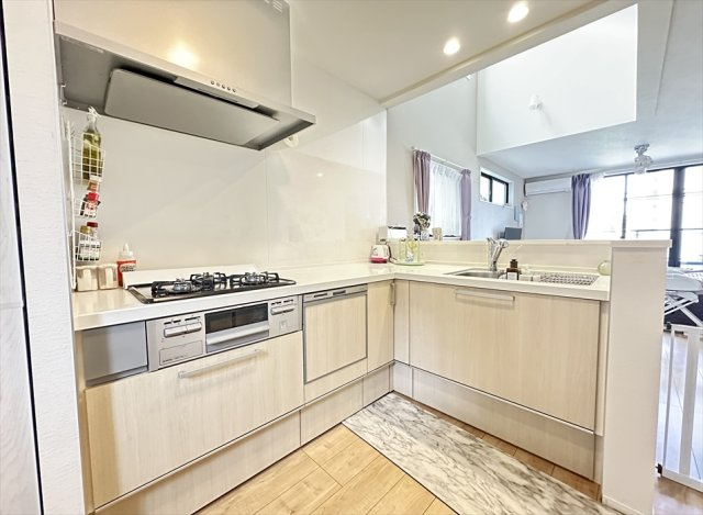 【キッチン】 | 朝霞市三原3丁目　中古一戸建住宅　(志木本店) | L字型のシステムキッチンは食洗器付きなので家事の時間を短縮できます。