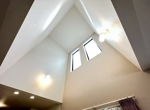 【居間・リビング】 | 朝霞市三原3丁目　中古一戸建住宅　(志木本店) | 吹き抜けから優しい自然光が入る開放的な住空間です。