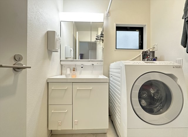 【洗面所】 | 朝霞市三原3丁目　中古一戸建住宅　(志木本店) | 鏡の裏にスキンケア用品を収納出来ます。
ハイバックタイプの洗面台は水栓が上部にあるので水栓の根元に水が溜まることがなく、清潔さを保てます。