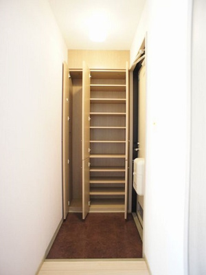 【玄関】 | ハイステージさつきＡ | たくさん収納できるシューズボックスがあります。