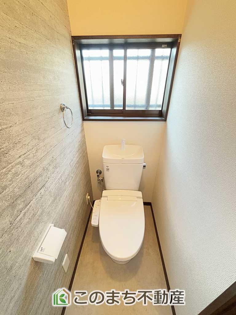 KEM宇都宮市砥上町1期のトイレ|小窓から換気ができて清潔なトイレスペース☆