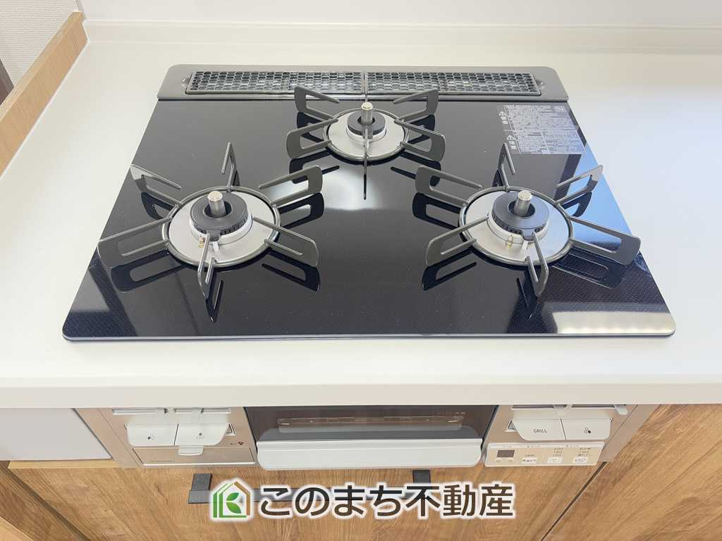KEM宇都宮市砥上町1期のキッチン|三ツ口コンロ採用で、同時調理もスムーズにできます。