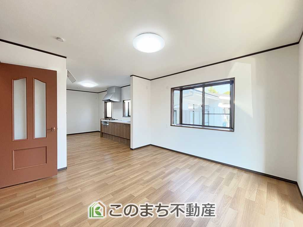 KEM宇都宮市砥上町1期の居間・リビング|開放感のある広々としたリビング☆家族みんなでゆったりくつろげます♪
南側から暖かな日差しが差し込みます♪キッチンからリビングの様子がよく見渡せます☆