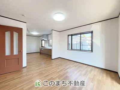 【居間・リビング】 | KEM宇都宮市砥上町1期 | 開放感のある広々としたリビング☆家族みんなでゆったりくつろげます♪
南側から暖かな日差しが差し込みます♪キッチンからリビングの様子がよく見渡せます☆