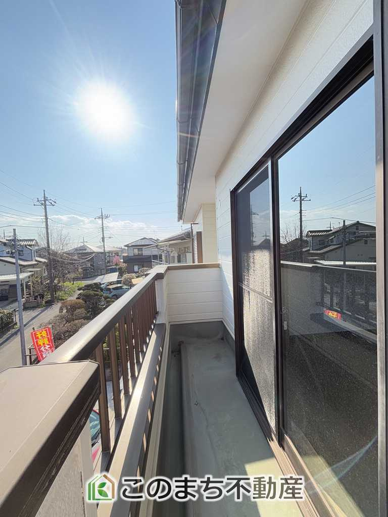 KEM宇都宮市砥上町1期のバルコニー|2階バルコニーからは、開放感あふれる穏やかな街並みを一望。
空が広く感じられ、晴れた日には気持ちよくお洗濯や外気浴も楽しめます。