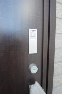 【防犯設備】 | 【仲介手数料無料！！】府中市栄町２丁目　新築戸建て（全4棟）C号棟　5390万円 | 玄関カードキー対応