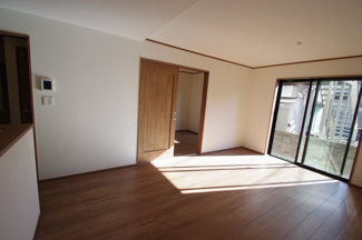 【居間・リビング】 | 【仲介手数料無料！！】府中市栄町２丁目　新築戸建て（全4棟）C号棟　5390万円