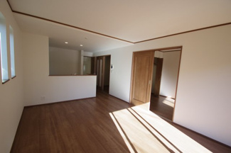 【居間・リビング】 | 【仲介手数料無料！！】府中市栄町２丁目　新築戸建て（全4棟）C号棟　5390万円