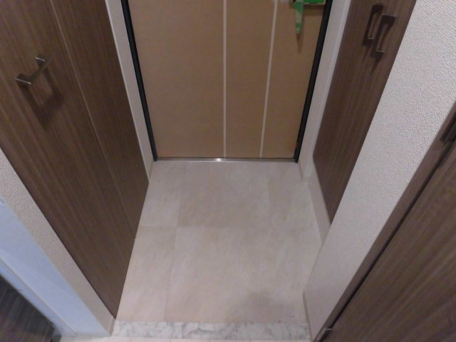 白いタイルのきれいな玄関です