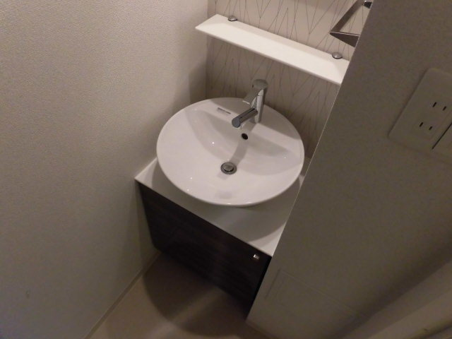 独立洗面なので忙しい朝も広々と使えますね