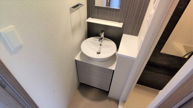 独立洗面台なので朝の身支度も快適です